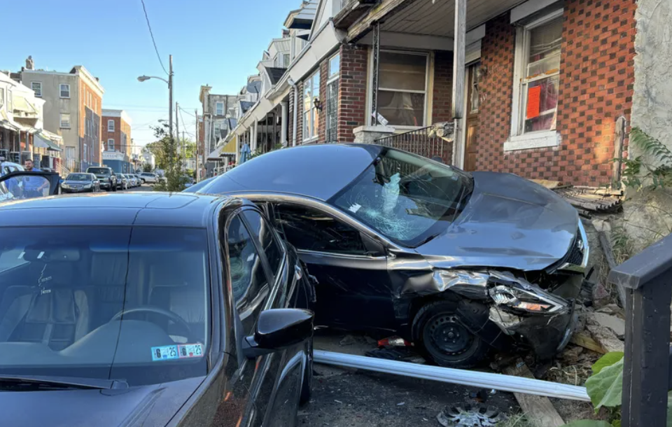 可怕!被盗车辆司机逃避警察追捕中撞上西费城排屋,无人被捕,嫌疑人仍在逃